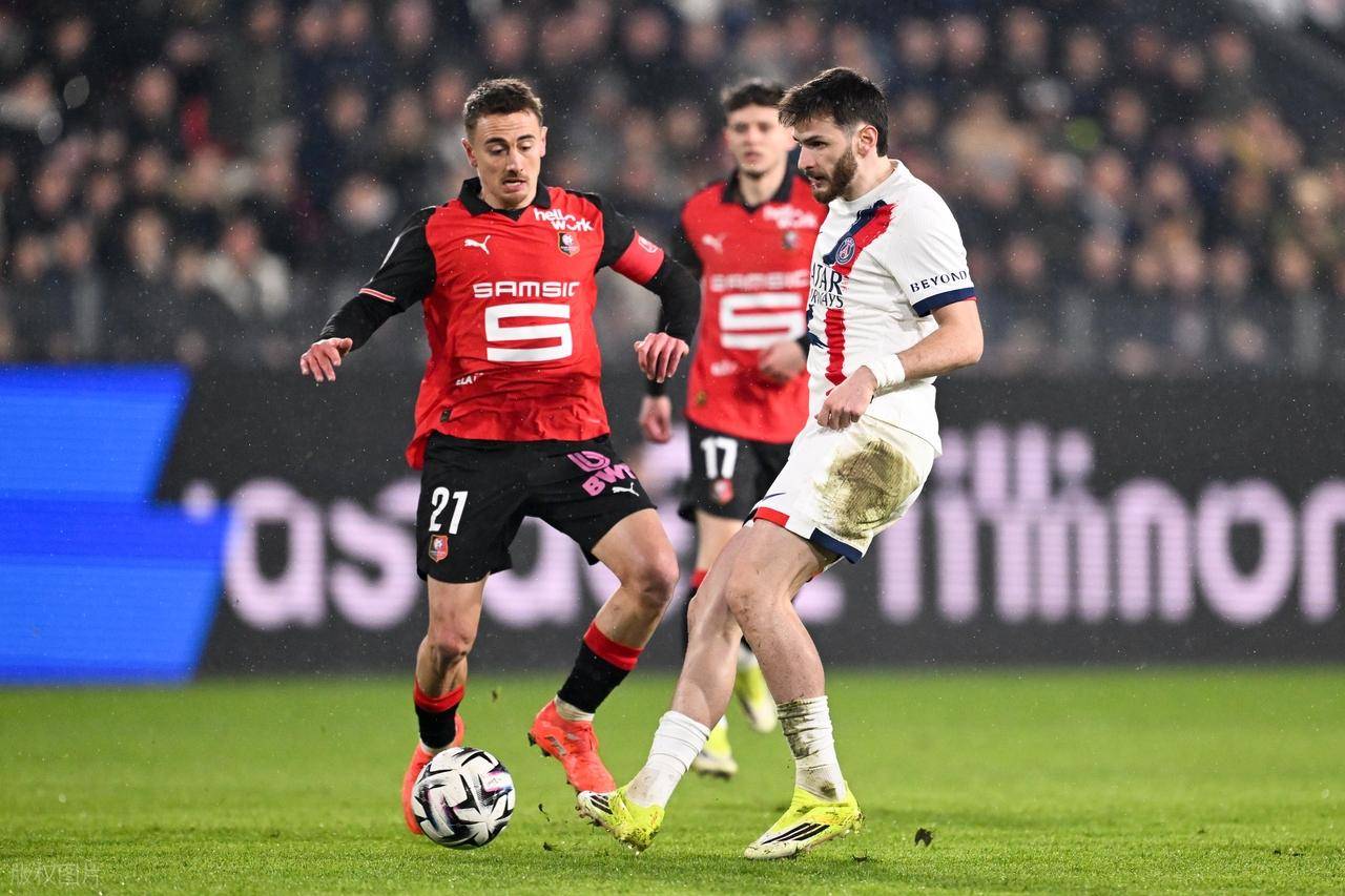 包含巴黎圣日耳曼围绕亚冠更衣室发声赛前费耶诺德调整名单以备足总杯，媒体一致点评：今晚奥兰多魔术复出首秀的词条